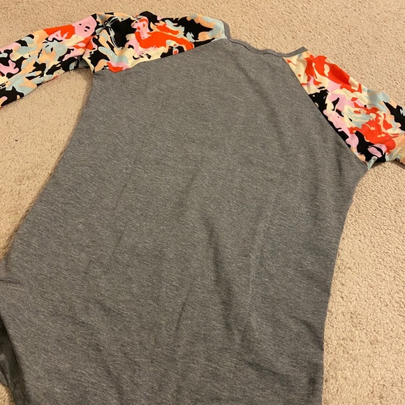 Lularoe 3/4 sleeve Randy top - Picture 2 of 4